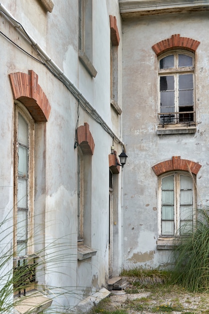 Uma velha casa abandonada com vegetação