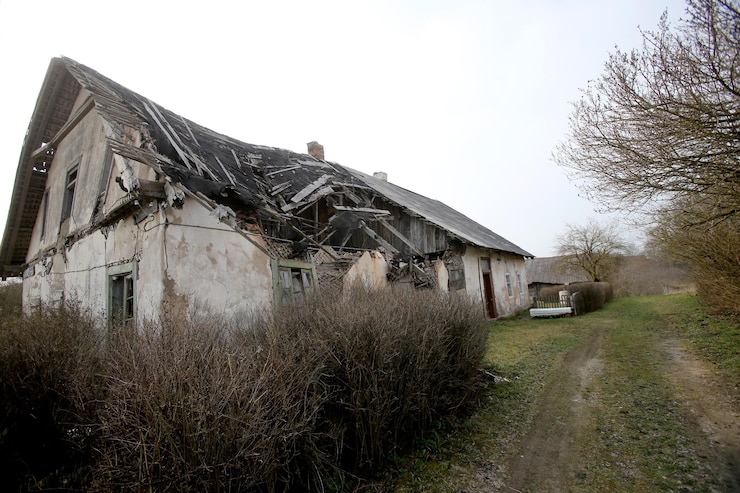 Foto uma velha casa abandonada em ruínas na aldeia lituana