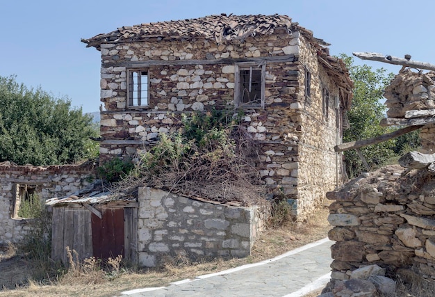 Uma velha casa de pedra desmoronada abandonada em nom Florina ilhota de São Aquiles Macedônia noroeste da Grécia