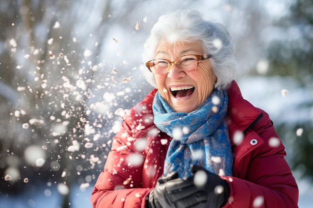 Foto uma velha com roupas de inverno brinca na neve na frente de casa