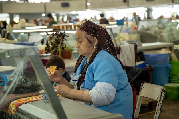 uma velha em um mercado em tashkent