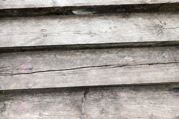 Uma velha escada de madeira feita de tábuas