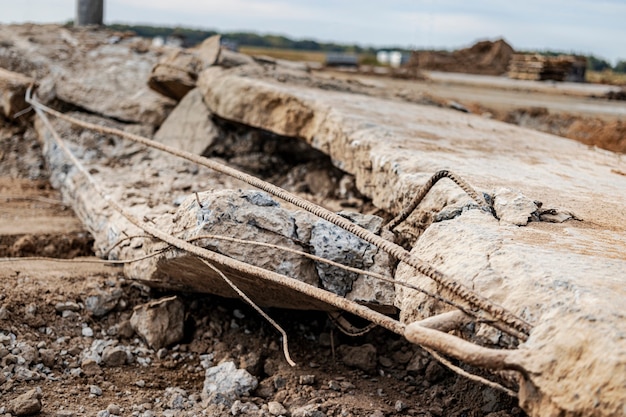 Uma velha laje de concreto armado quebrada com reforço saliente. desmontagem de antigos pavimentos de concreto armado. reciclagem de concreto armado.