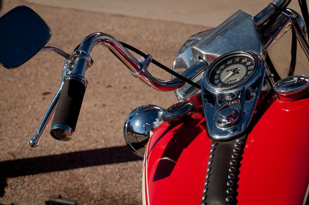 Uma velha motocicleta Harley Davidson no posto de gasolina em Calhan, Colorado.