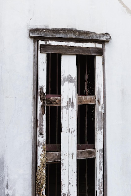 Uma velha porta de madeira que parece muito deteriorada