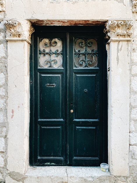 Uma velha porta de madeira verde vintage