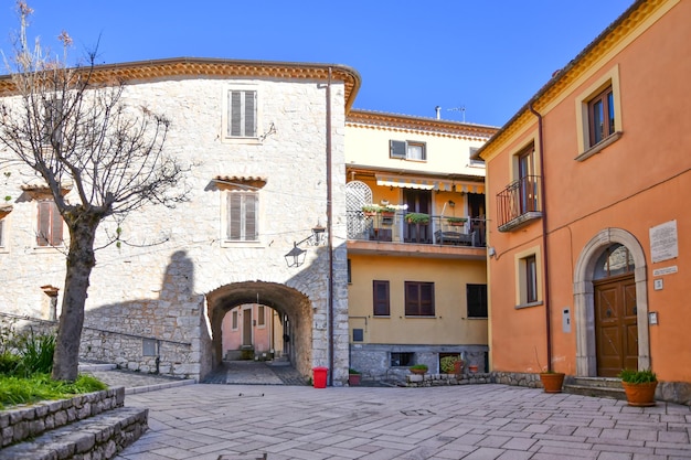 Uma velha rua de Campodimele, uma cidade medieval da região do Lazio, na Itália