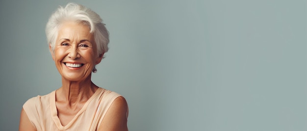 Uma velhota sorrindo com dentes brancos com espaço de cópia