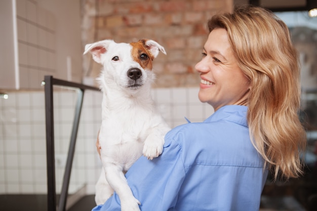 Uma veterinária fêmea amigável que trabalha em sua clínica