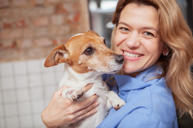 Uma veterinária fêmea amigável que trabalha em sua clínica