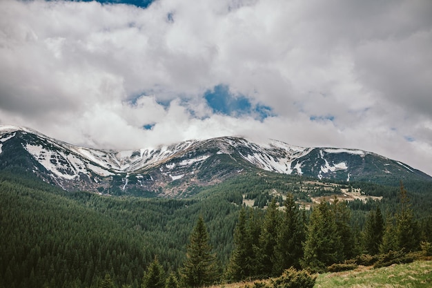 Uma viagem de montanha coberta de neve