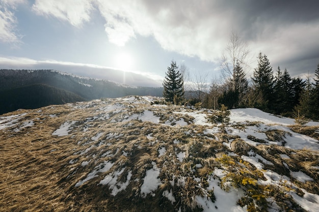 Uma viagem de montanha coberta de neve