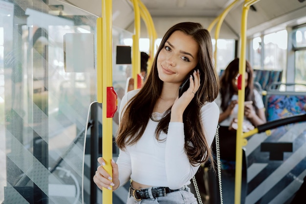 Uma viagem de ônibus na cidade voltando do trabalho a caminho da universidade