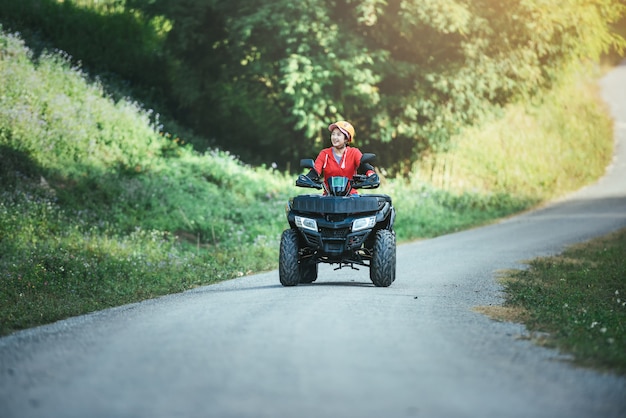 Uma viagem no ATV na estrada vermelha. Uma viagem no ATV na estrada.