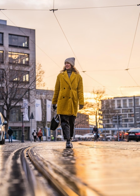 Uma viajante feliz olha para as atrações turísticas da cidade de Dresden, na Alemanha