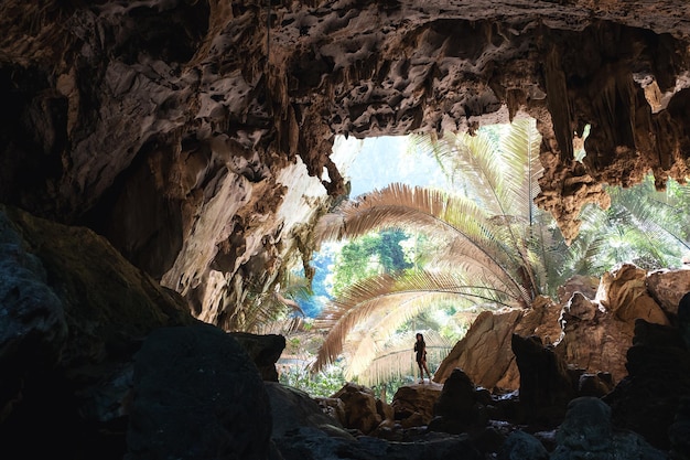 Uma viajante feminina explorando dentro da caverna Hup Pa Tat na província de Uthai Thani, Tailândia