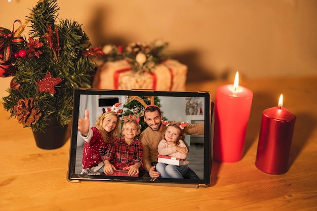 Uma videochamada de Natal com sua família feliz Conceito de família Natureza morta de Natal com um tablet em uma sala aconchegante