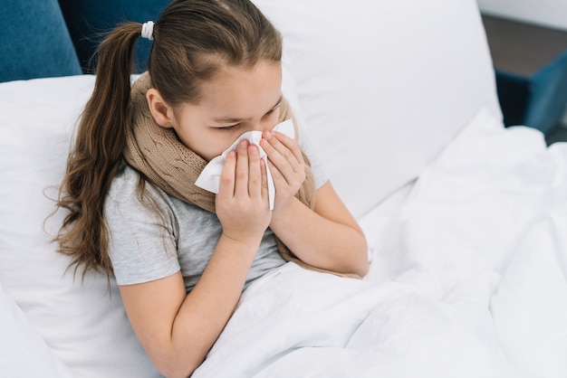 Foto uma visão aérea de uma menina que sofre de frio e tosse