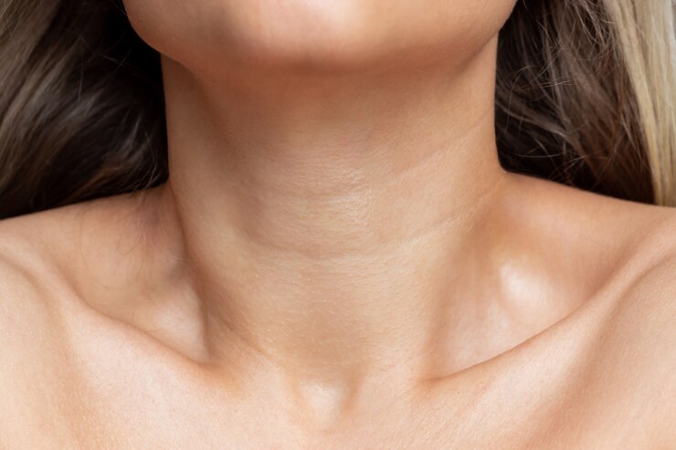 Foto uma visão aproximada do pescoço e da clavícula de uma jovem linhas no pescoço rugas cuidados com a pele