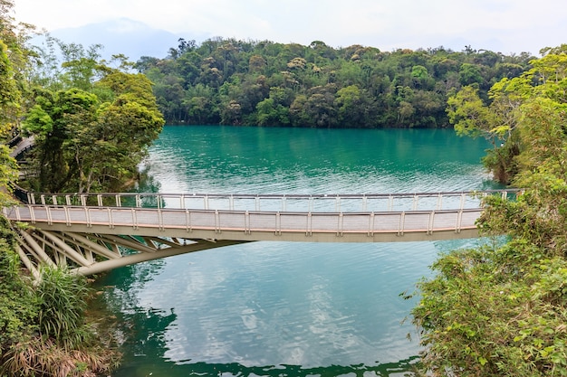 Uma visão da famosa ciclovia no lago sun moon, taiwan