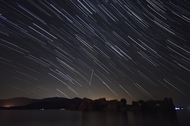 Uma visão das estrelas da Via Láctea com o topo de uma montanha em primeiro planoPerseid Meteor Shower