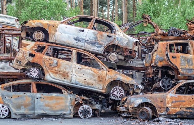 Uma visão de carros queimados após ataques de foguetes pelos militares russos Guerra da Rússia contra a Ucrânia