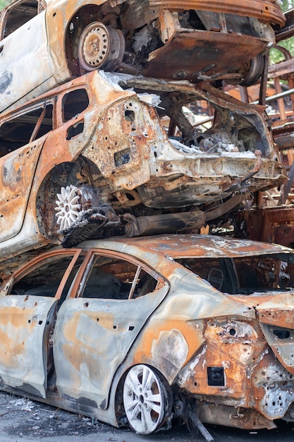 Foto uma visão de carros queimados após ataques de foguetes pelos militares russos guerra da rússia contra a ucrânia