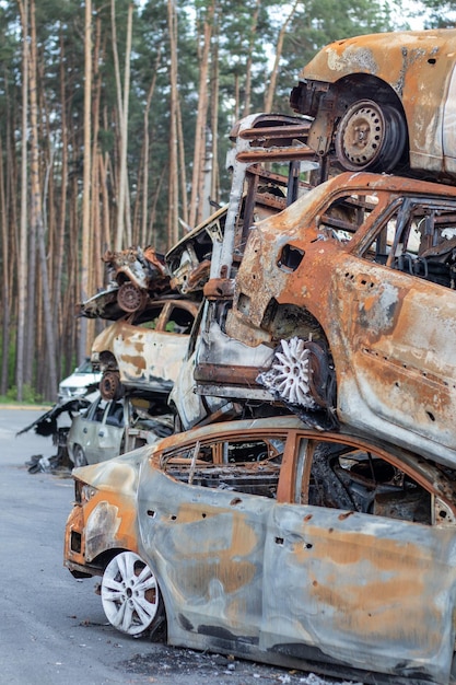 Uma visão de carros queimados após ataques de foguetes pelos militares russos Guerra da Rússia contra a Ucrânia