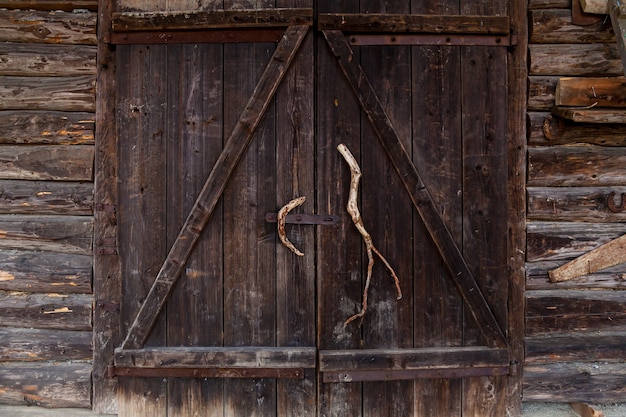 Uma visão de close-up de uma porta de madeira antiga com uma fechadura enferrujada. Uma bela textura de madeira.