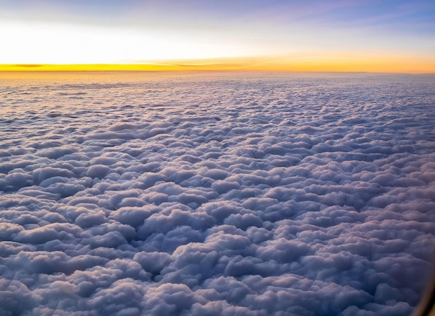 Uma visão de um céu cheio de nuvens visto de cima.