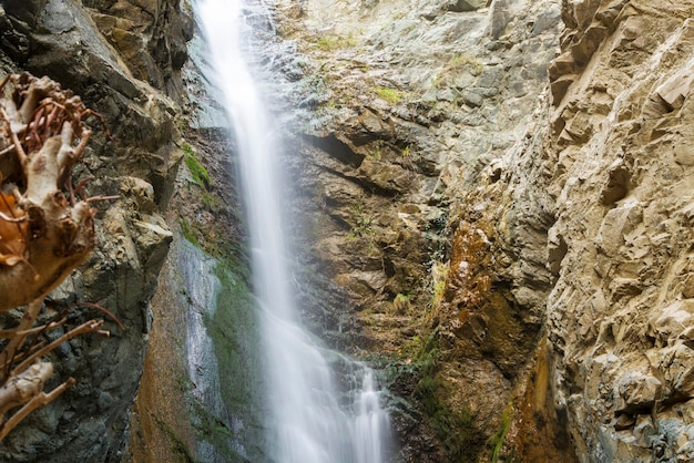 Uma visão de uma pequena cachoeira nas montanhas troodos em chipre