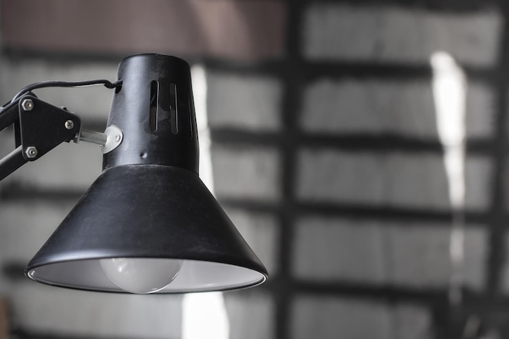 Foto uma visão detalhada de perto de uma lâmpada preta com uma elegante sombra branca
