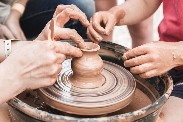 Uma visão detalhada do processo de produção de cerâmica na roda de oleiro com crianças Artesanato em argila com crianças