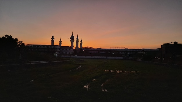 Uma visão do pôr do sol da mesquita do campo