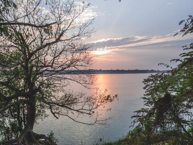 Uma visão do pôr do sol sobre a água