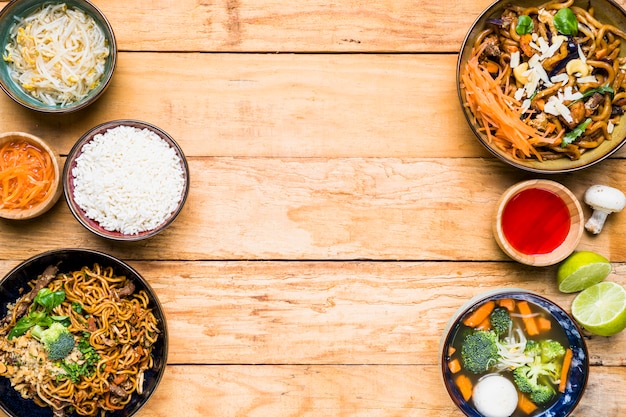 Foto uma visão elevada da comida tailandesa tradicional na mesa de madeira