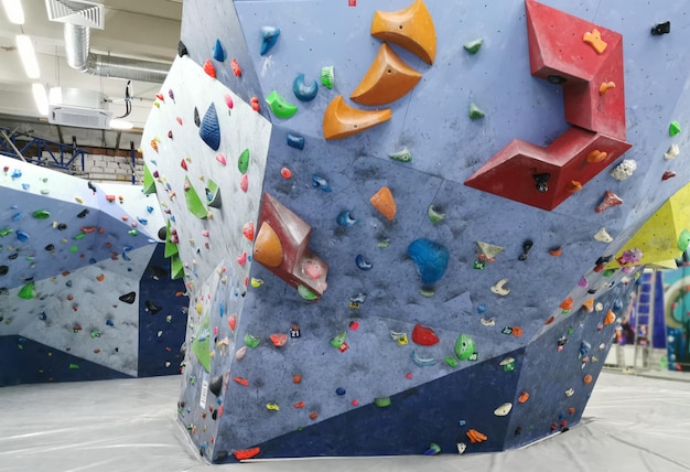 Uma visão geral da parede de escalada interna para escalada. Parede de pedregulho.