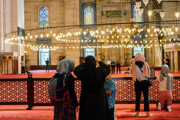 Uma visão interior da Mesquita na Turquia e visitantes