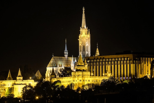 Uma visão noturna do rio Danúbio da Igreja Mathias em Budapeste