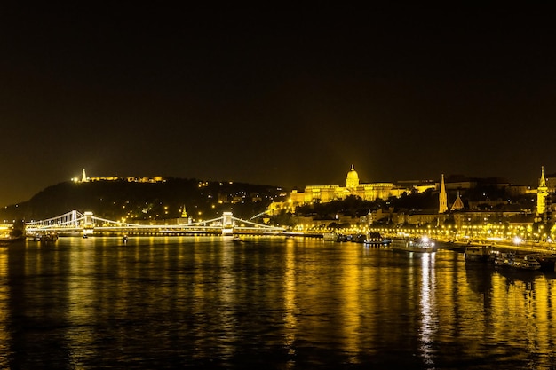 Uma visão noturna do rio Danúbio da Ponte das Correntes e do Castelo de Buda em Budapeste