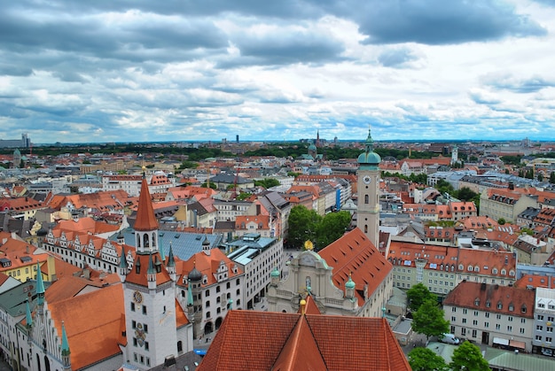 Uma visão panorâmica da cidade medieval com telhados marrons contra o fundo de um céu azul