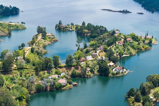 Uma visão panorâmica de guatape de thestone