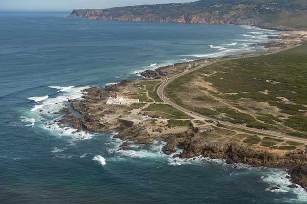 Uma visão panorâmica de uma ilha à beira-mar