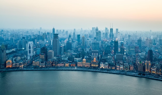 Uma visão panorâmica do bund em xangai no pôr do sol na china