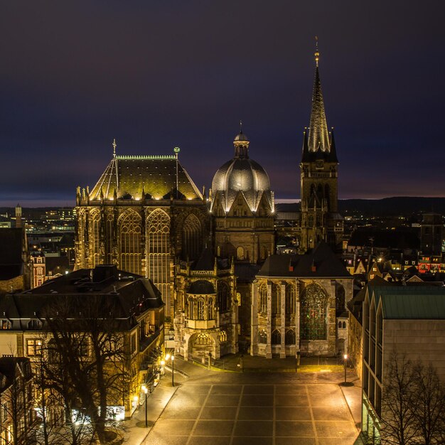 Uma vista à noite da Catedral de Aachen, em aachen, alemanha. Tirado para fora com uma marca 5D III.