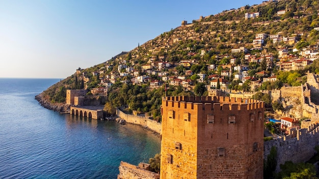 Uma vista aérea da baía de Tersane Alanya em Antalya Mar da Turquia e cidade com um céu aberto Kizil Kule Alanya