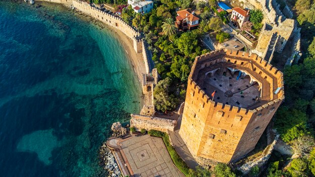 Uma vista aérea da baía de Tersane Alanya em Antalya Mar da Turquia e cidade com um céu aberto Kizil Kule Alanya