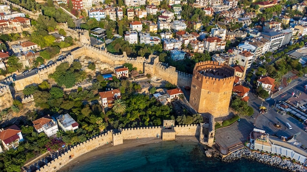 Uma vista aérea da baía de Tersane Alanya em Antalya Mar da Turquia e cidade com um céu aberto Kizil Kule Alanya