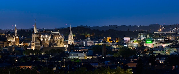 Uma vista aérea da cidade de Aachen à noite com a Catedral na Alemanha. Tirado para fora com uma marca 5D III.