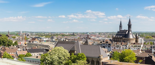 Uma vista aérea da cidade de Aachen com a Câmara Municipal na Alemanha. Tirado para fora com uma marca 5D III.